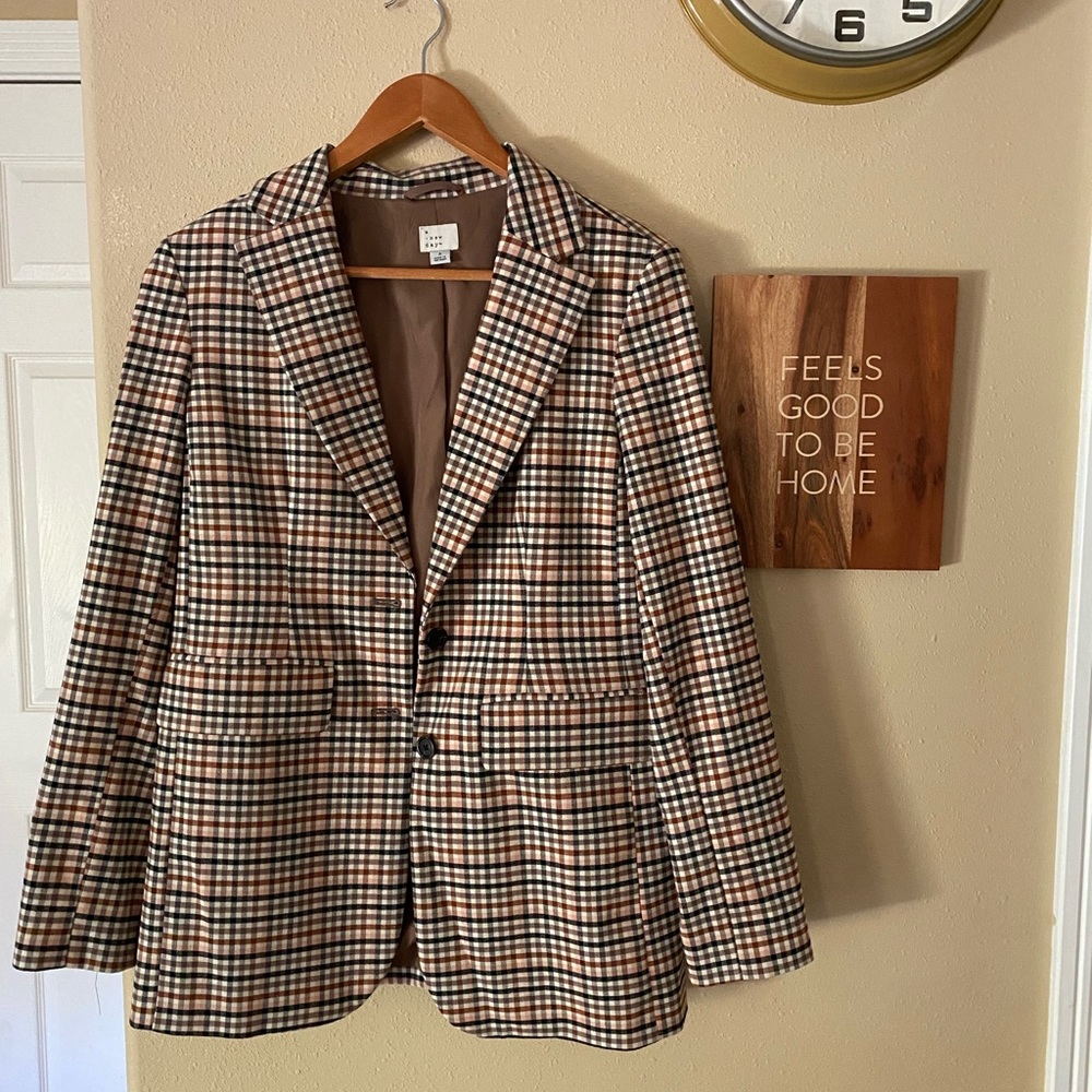 Perfect condition blazer. Only used twice. Size small.